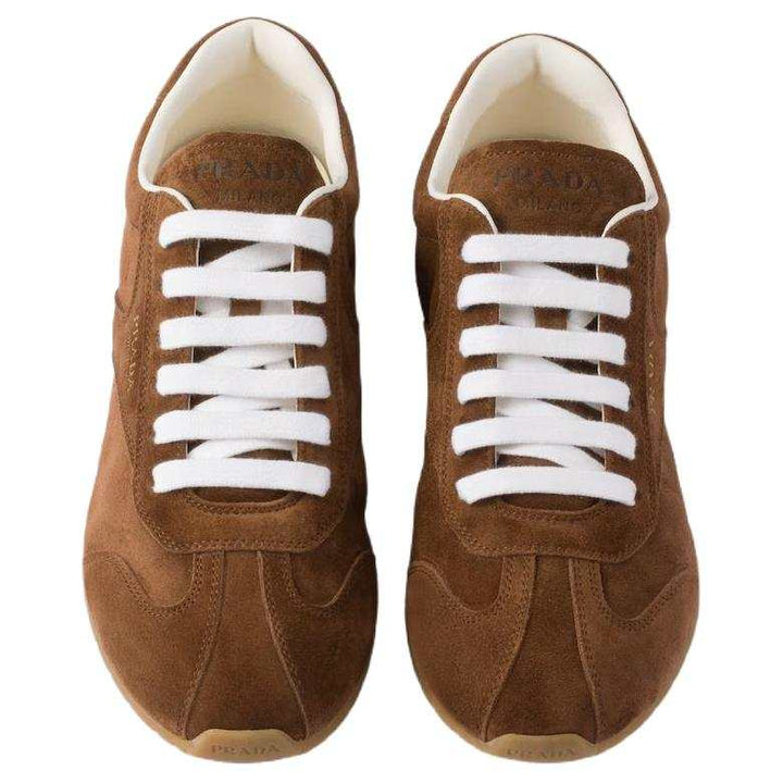 حذاء برادا سنيكرز بني من الجلد السويدي برباط أبيض ونعل كراميل بتصميم أنيق وعصري