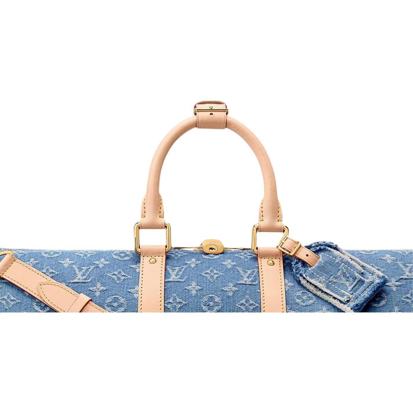 حقيبة سفر Louis Vuitton Keepall قماش Denim باللون الأزرق.