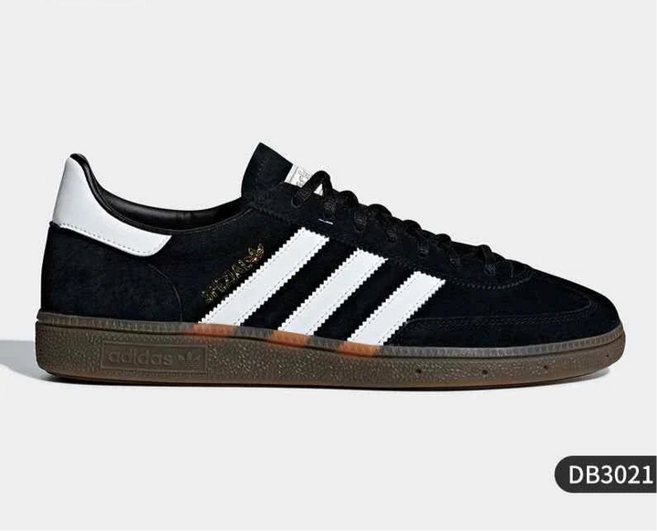 حذاء Adidas Spezial Clover كلاسيكي باللون الأسود مع خطوط أديداس الثلاثية البيضاء ونعل مطاطي مقاوم للانزلاق