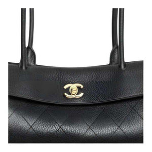 حقيبة يد Chanel جلد طبيعي باللون الأسود وتصميم كلاسيكي.