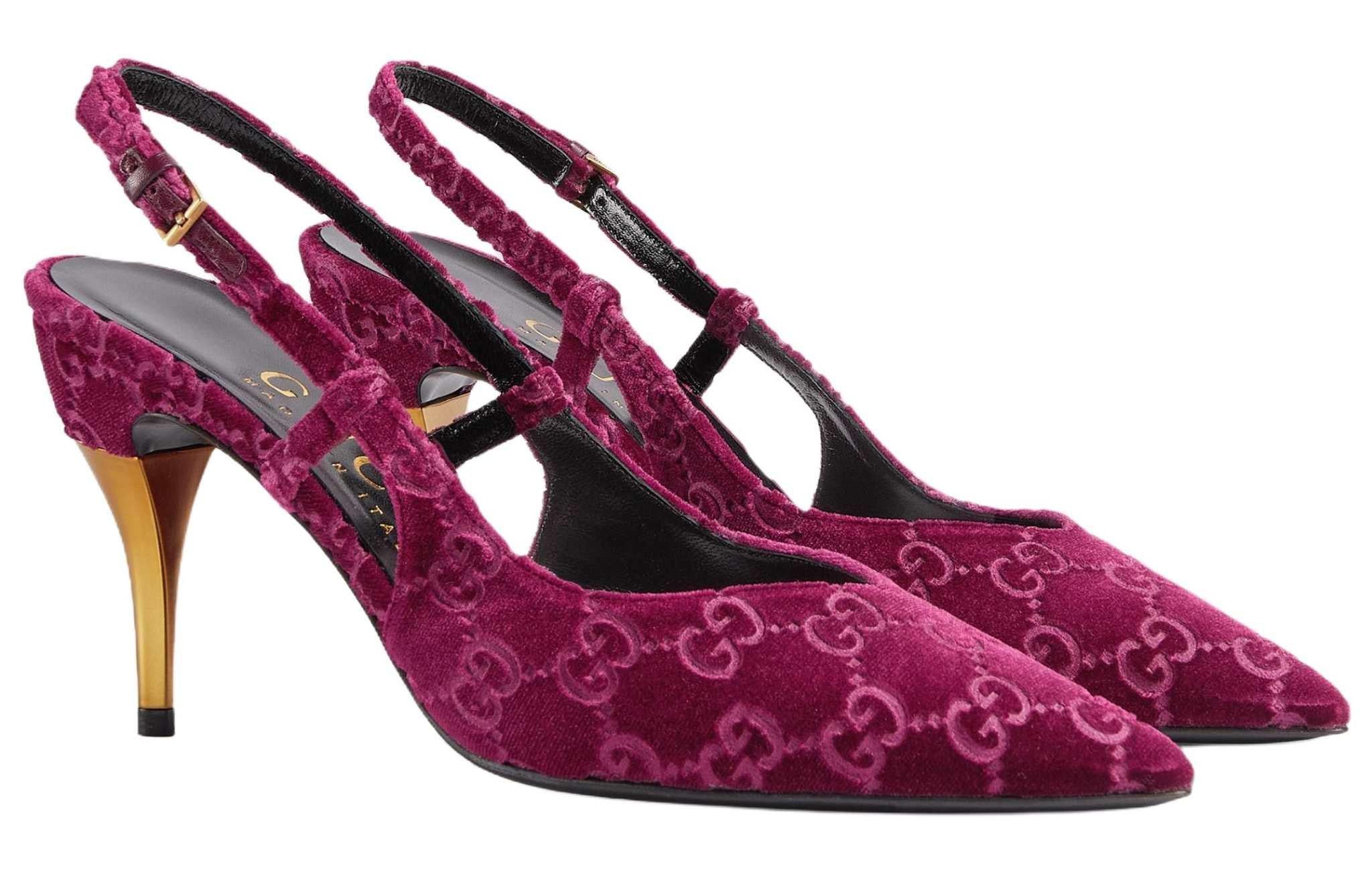 حذاء Slingback من Gucci مخملي بنقشة GG ولون أرجواني.