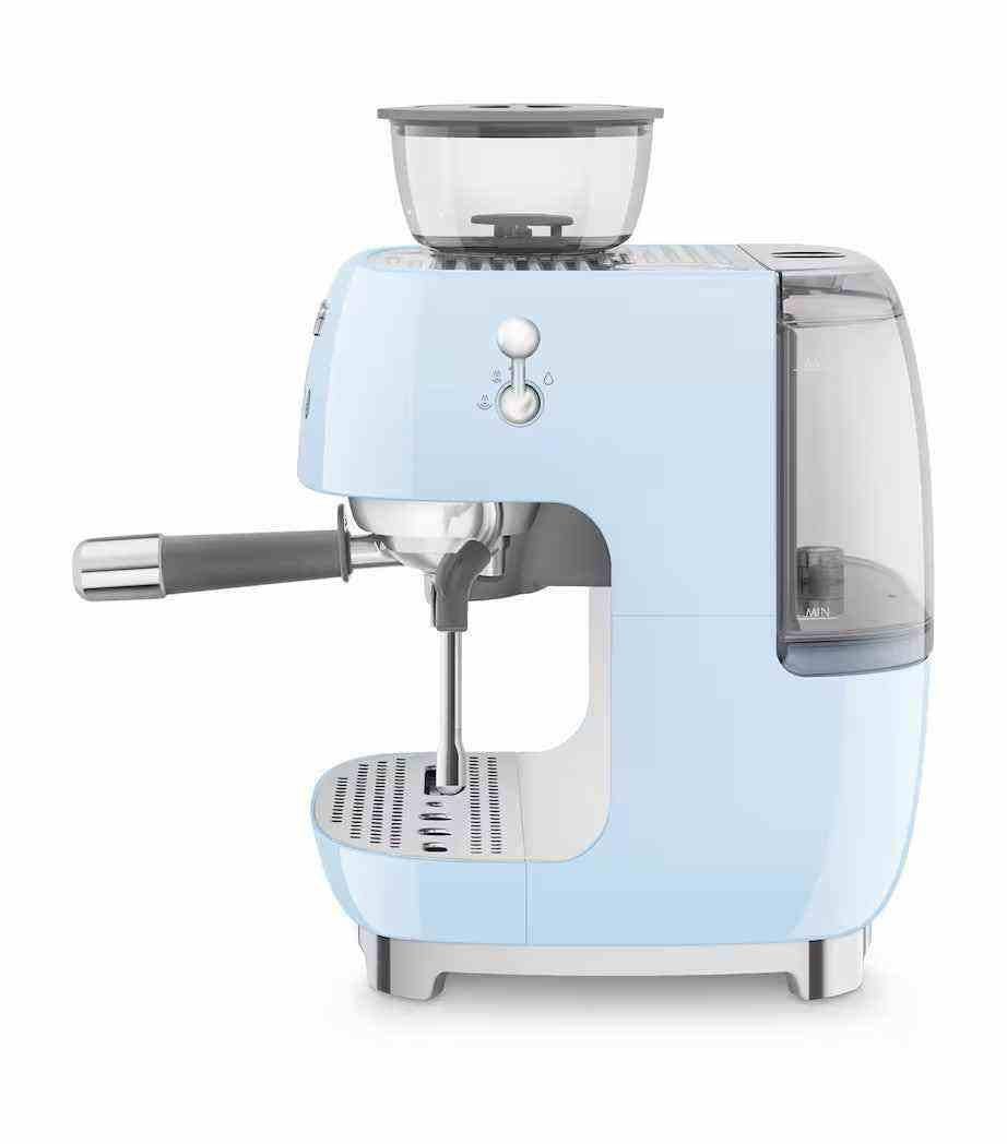 ماكينة اسبريسو SMEG Espresso Machine بمطحنة مدمجة وتصميم كلاسيكي.