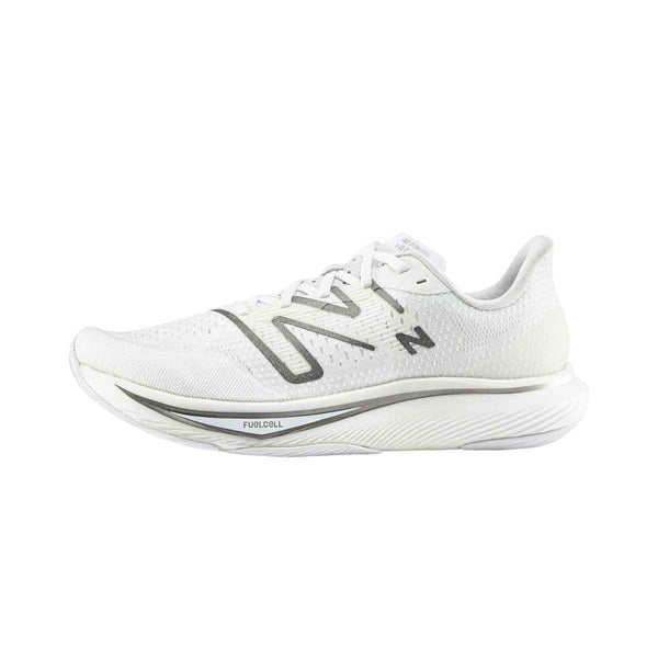 حذاء رياضي أبيض من New Balanceحذاء رياضي من New Balance باللون الأبيض مع لمسات ذهبية، يتميز بخفة وزنه ونعله الخارجي المصمم لتعزيز الثبات أثناء الجري. يحتوي على تقنية FuelCell التي توفر راحة فائقةحذاء جريNew balanceرفعةحذاء رياضي