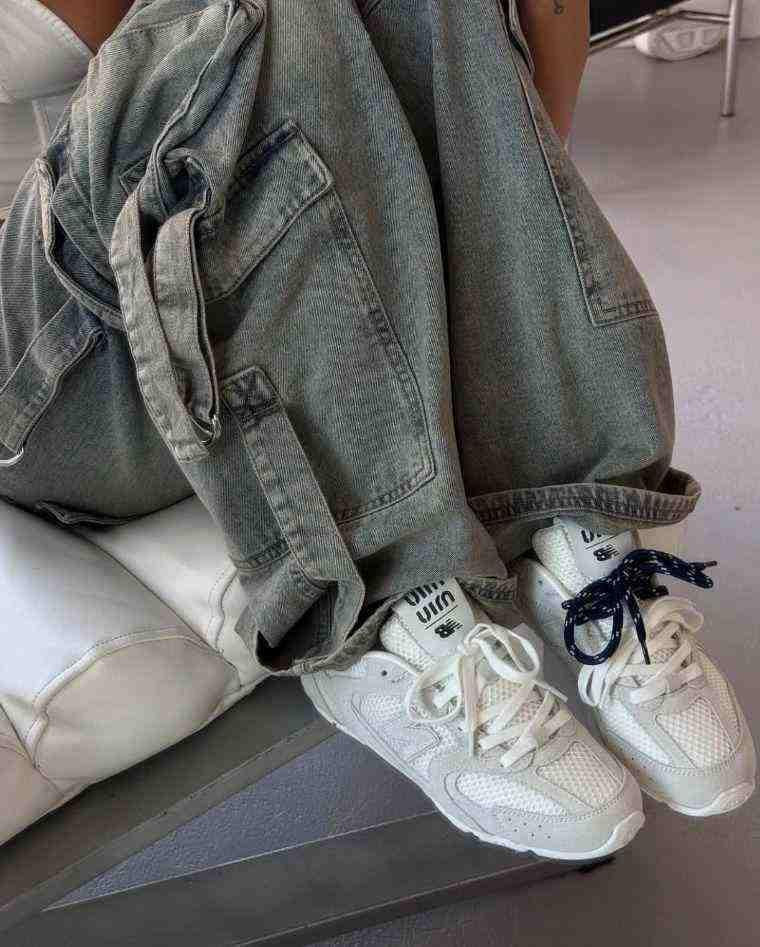 سنيكيرز New Balance من الشبك والجلد السويديNew Balance X Miu Miu.