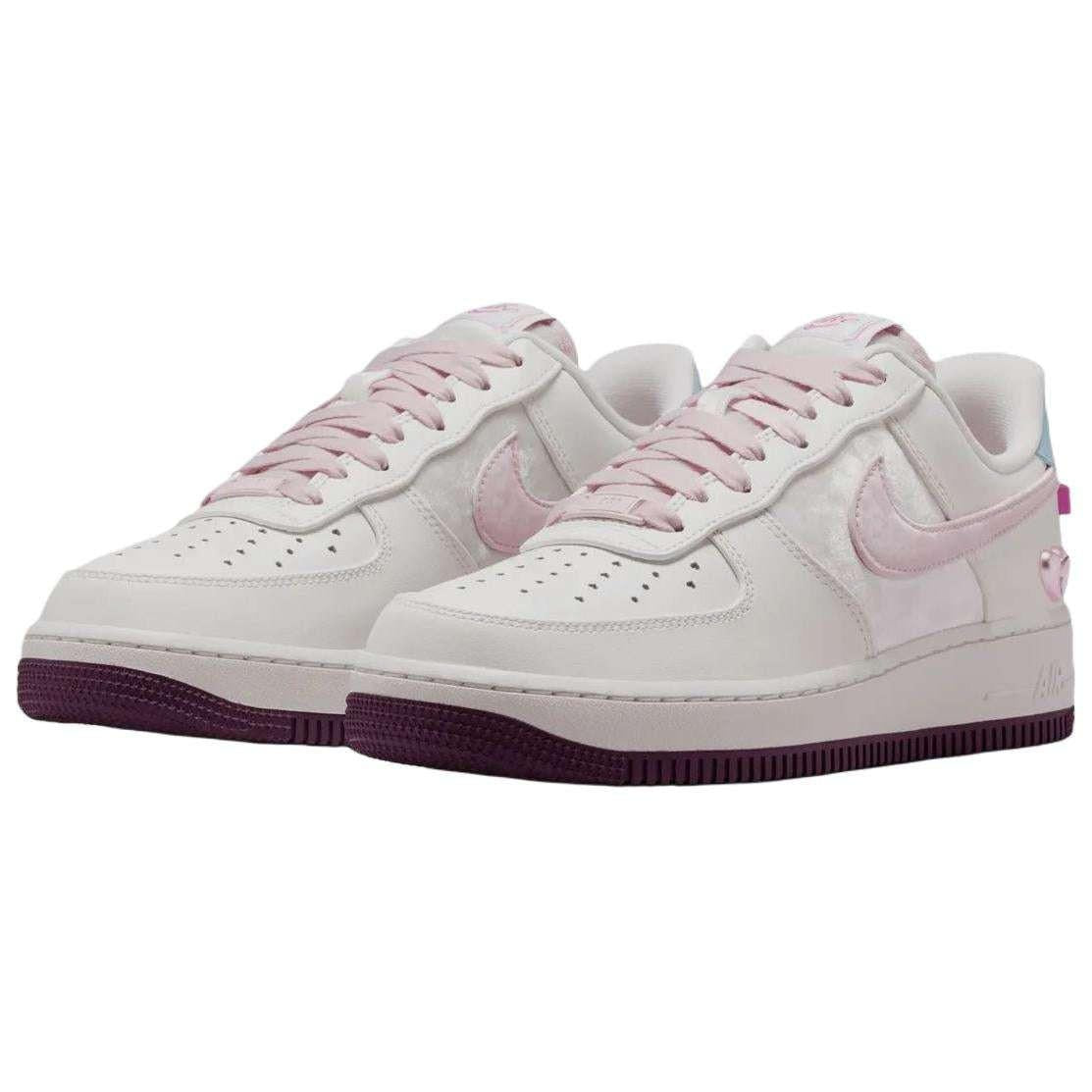 حذاء Nike Air Force 1 أبيض مزين بفيونكة وقلب وردي.