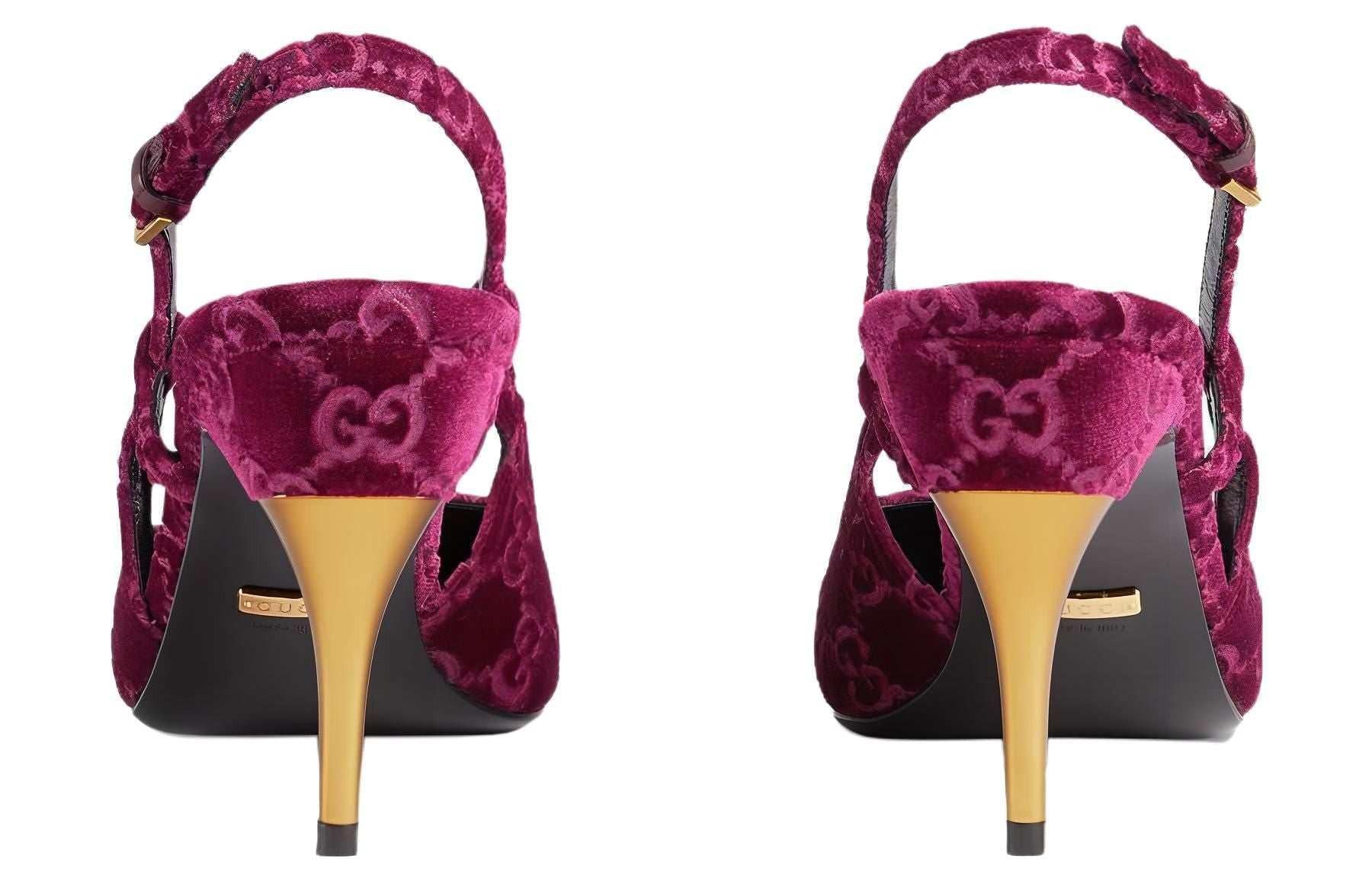 حذاء Slingback من Gucci مخملي بنقشة GG ولون أرجواني.