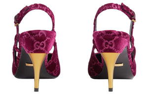 حذاء Slingback من Gucci مخملي بنقشة GG ولون أرجواني.