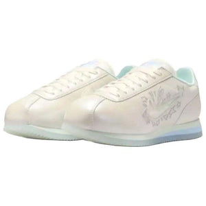 حذاء Nike Cortez أبيض لؤلؤي بتصميم نجوم.