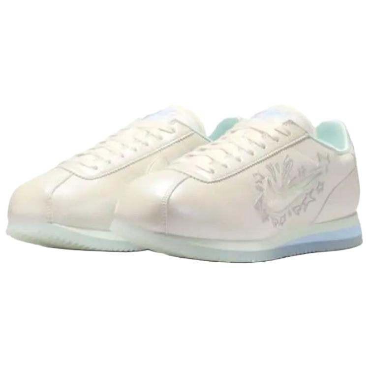 حذاء Nike Cortez أبيض لؤلؤي بتصميم نجوم.