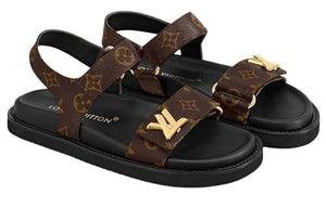 صندل Louis Vuitton فلات بنقشة Monogram وشعار ذهبي فاخر.