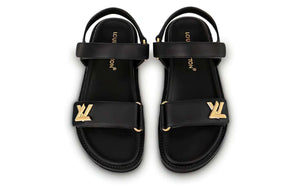 Louis Vuitton صندل Flat نسائي جلد أسود مريح بشعار ذهبي.