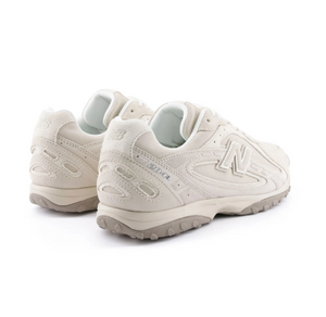 New Balance |نيو بالانس حذاء كاجوال مريح ومتين للرجال والنساء باللون الأبيض.