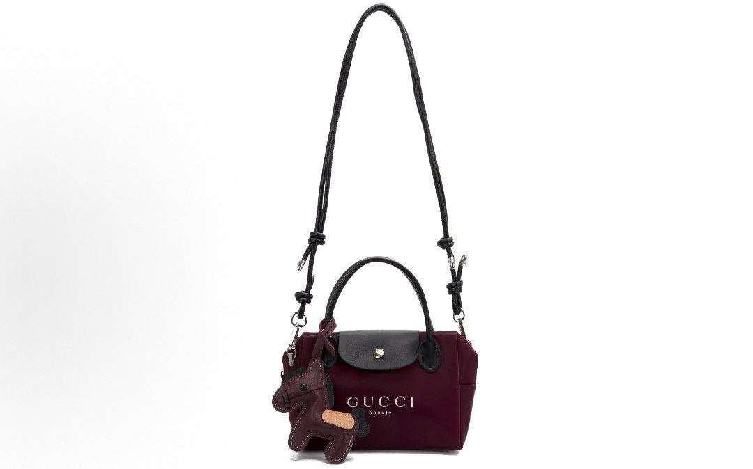 حقيبة GUCCI beauty ميني عنابية بحزام كتف.