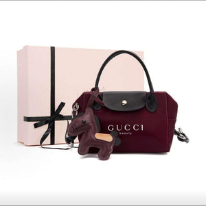 حقيبة GUCCI beauty ميني عنابية بحزام كتف.