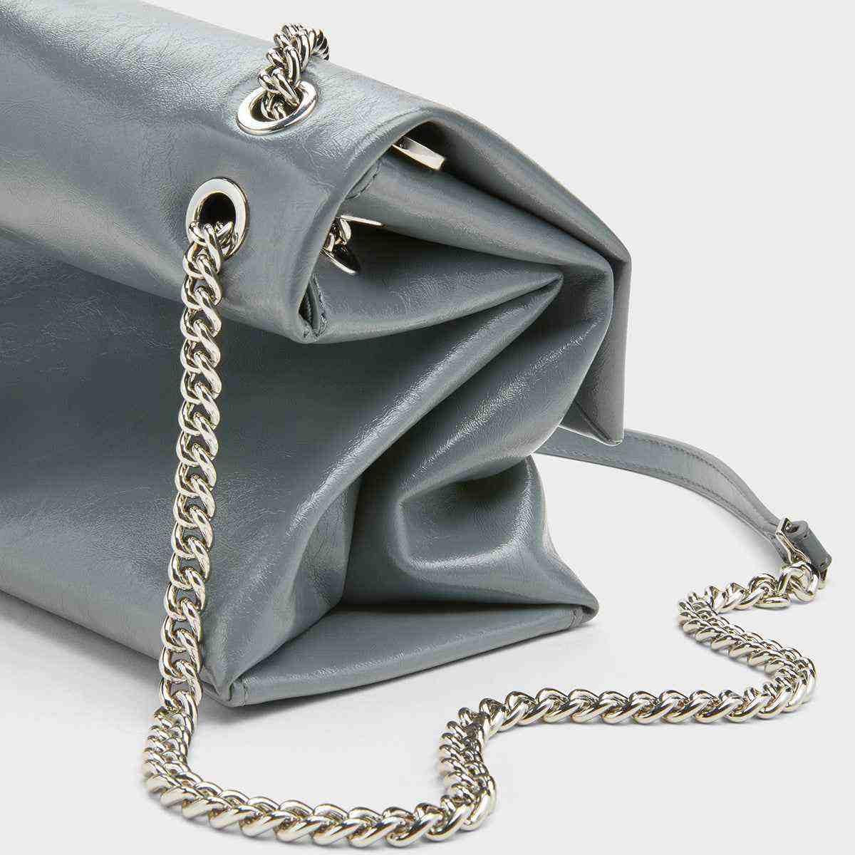 حقيبة كتف Charles & Keith بسلسلة معدنية ولون أزرق رمادي.