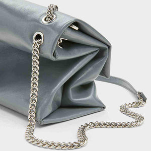 حقيبة كتف Charles & Keith بسلسلة معدنية ولون أزرق رمادي.
