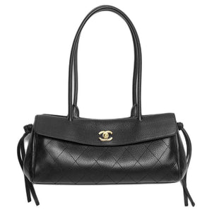 حقيبة يد Chanel جلد طبيعي باللون الأسود وتصميم كلاسيكي.