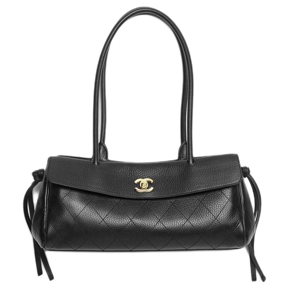 حقيبة يد Chanel جلد طبيعي باللون الأسود وتصميم كلاسيكي.