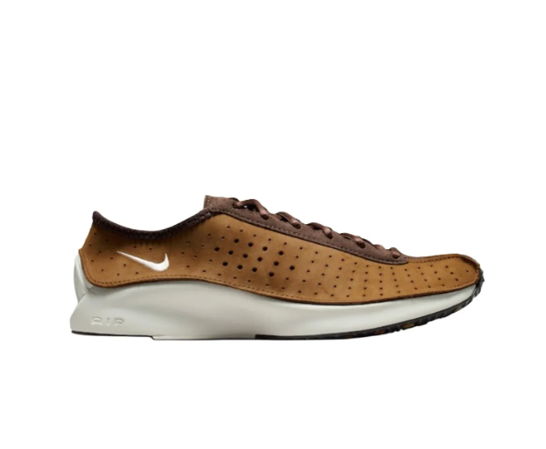 Nike |نايك حذاء نسائي مريح كاجوال باللون البني.