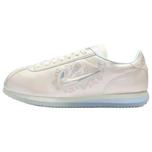 حذاء Nike Cortez أبيض لؤلؤي بتصميم نجوم.