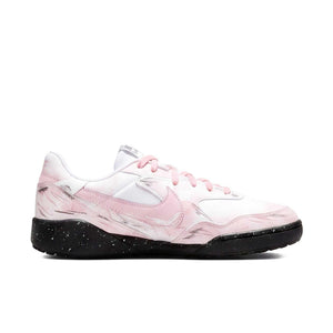 حذاء Nike Sneakers بتصميم فني باللون الوردي والأبيض.