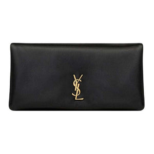 حقيبة Saint Laurent سوداء فاخرة بسلسلة وشعار ذهبي.
