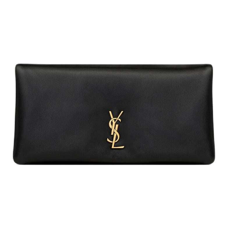 حقيبة Saint Laurent سوداء فاخرة بسلسلة وشعار ذهبي.
