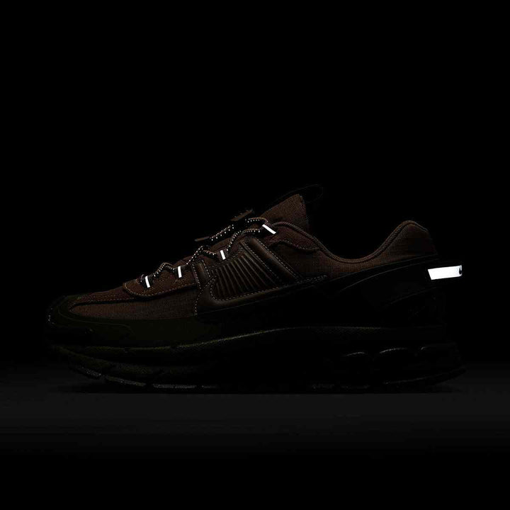 Nike Zoom Vomero winter shoe in mink brown, designed for city conditions with durable materials and thick midsole for comfort.