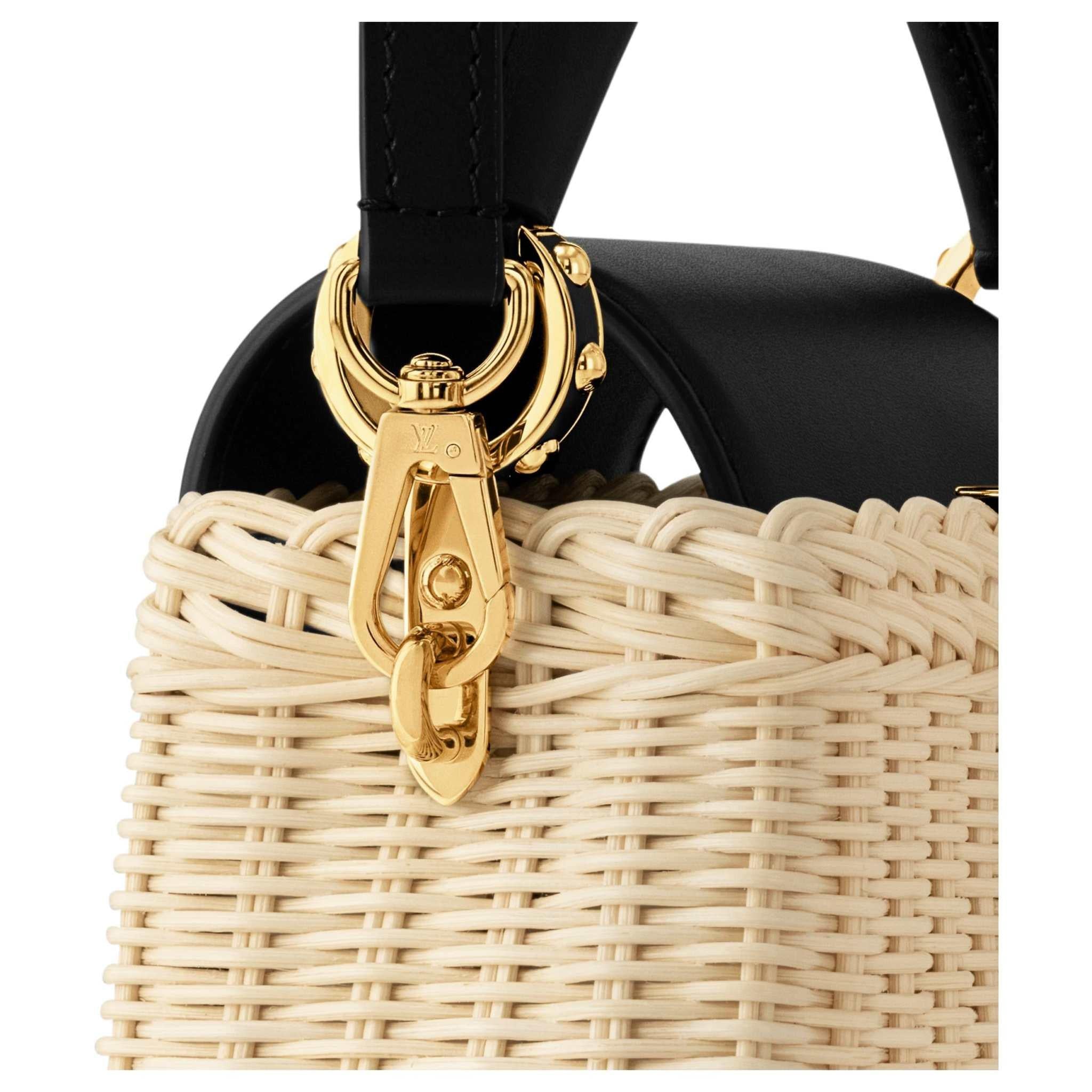 حقيبة Louis Vuitton Capucines من القش والجلد الأسود.