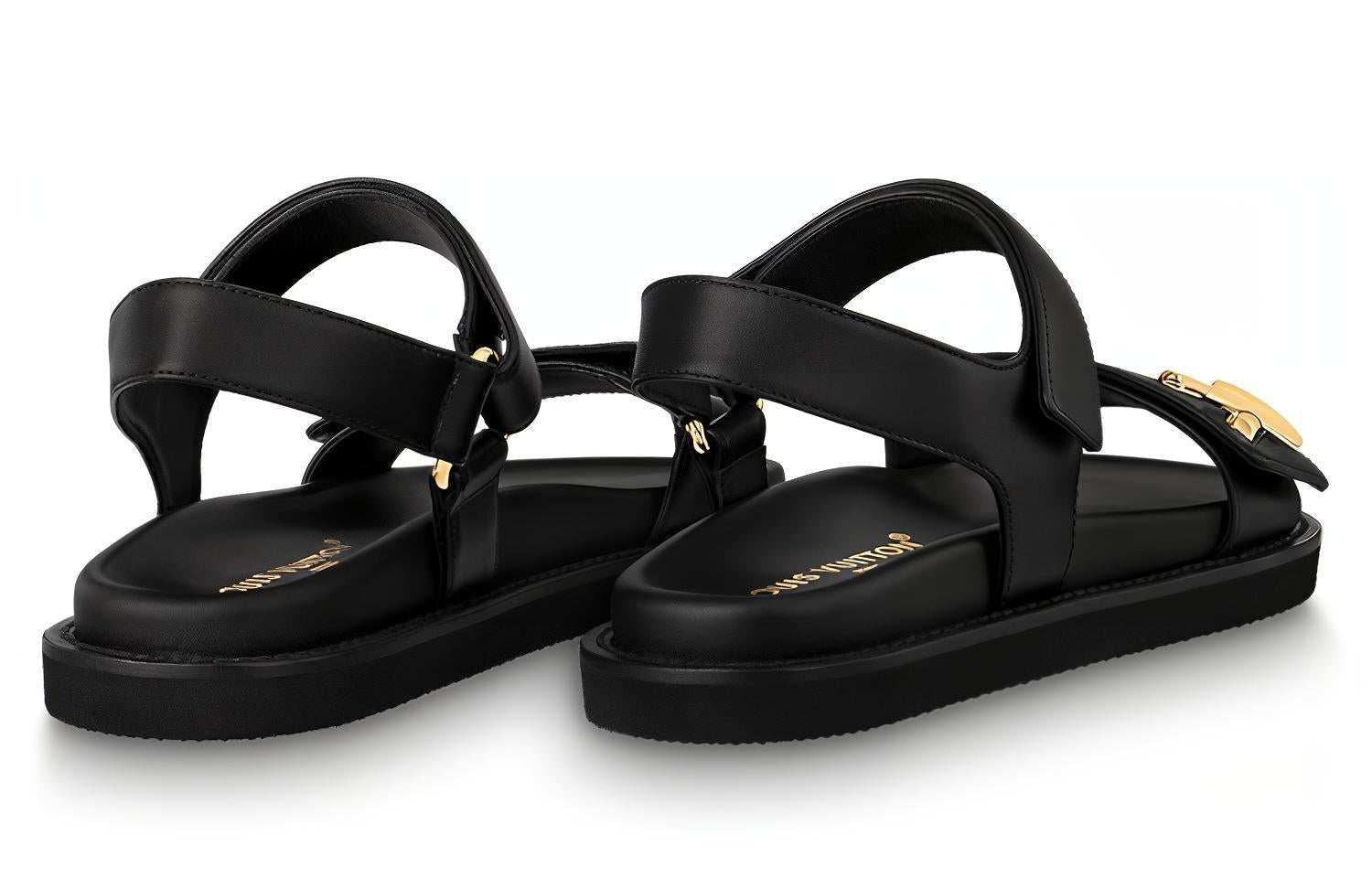 Louis Vuitton صندل Flat نسائي جلد أسود مريح بشعار ذهبي.