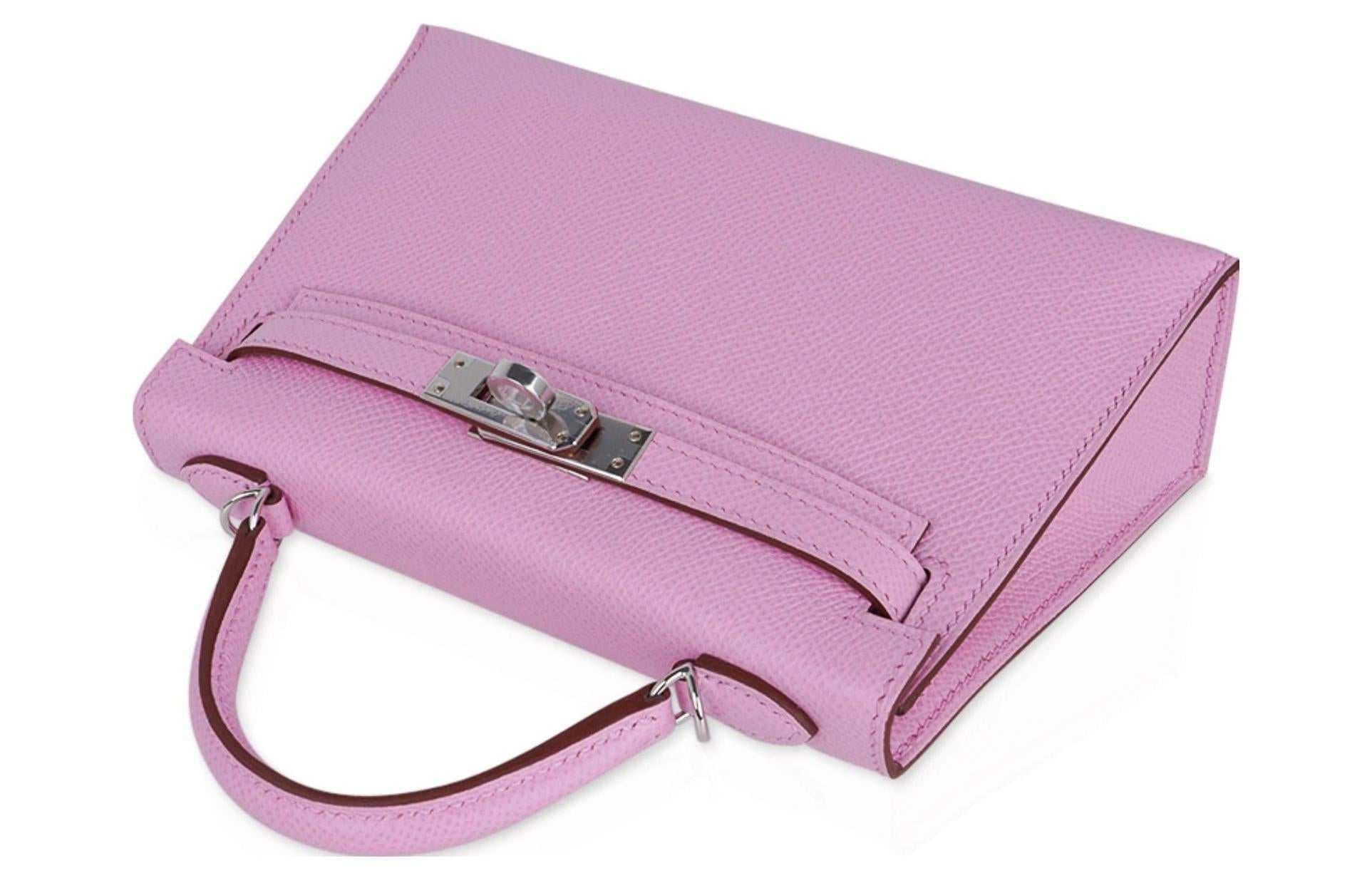 حقيبة Hermès Kelly Mini 2 باللون الوردي المميز.