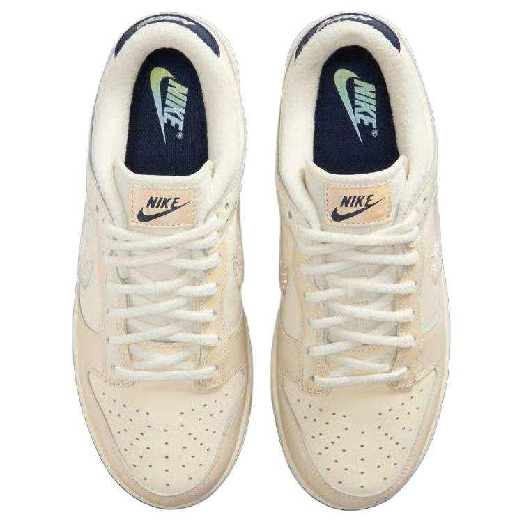 حذاء Nike Dunk Low بتفاصيل عاكسة للضوء لون كريمي.