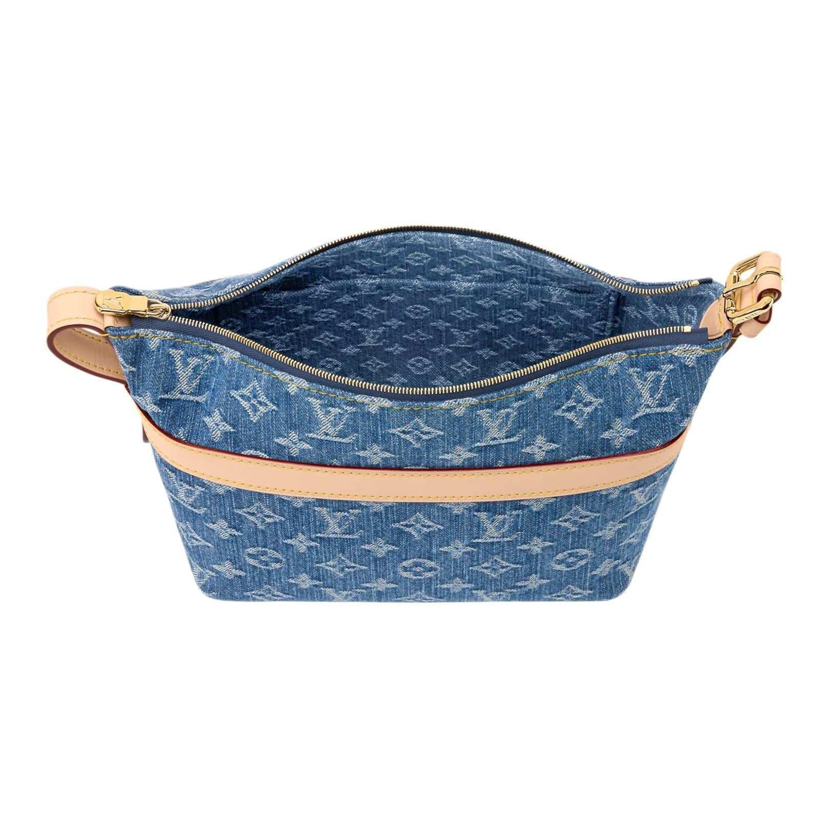 حقيبة Louis Vuitton Vanity بتصميم قماش الجينز الأزرق المميز.