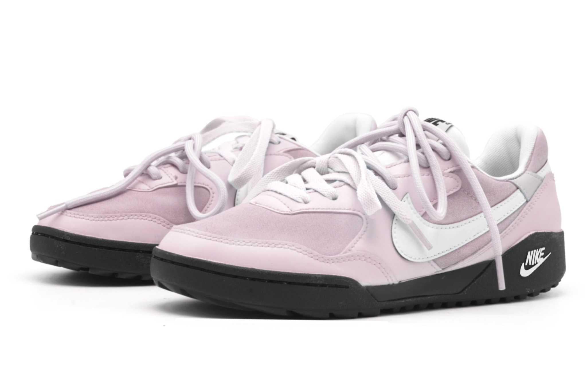 حذاء Nike كاجوال مريح باللون الوردي الفاتح.