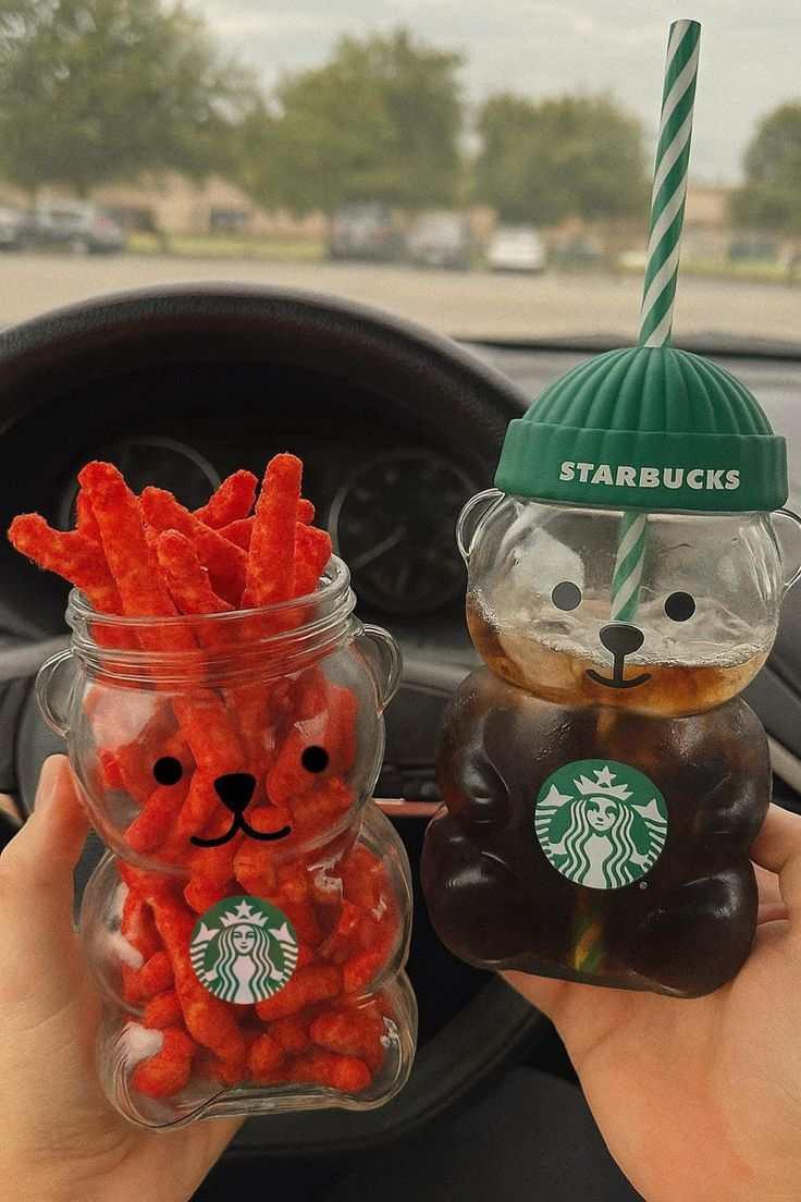 كوب زجاجي Starbucks بتصميم الدب مع غطاء سيليكون أخضر.