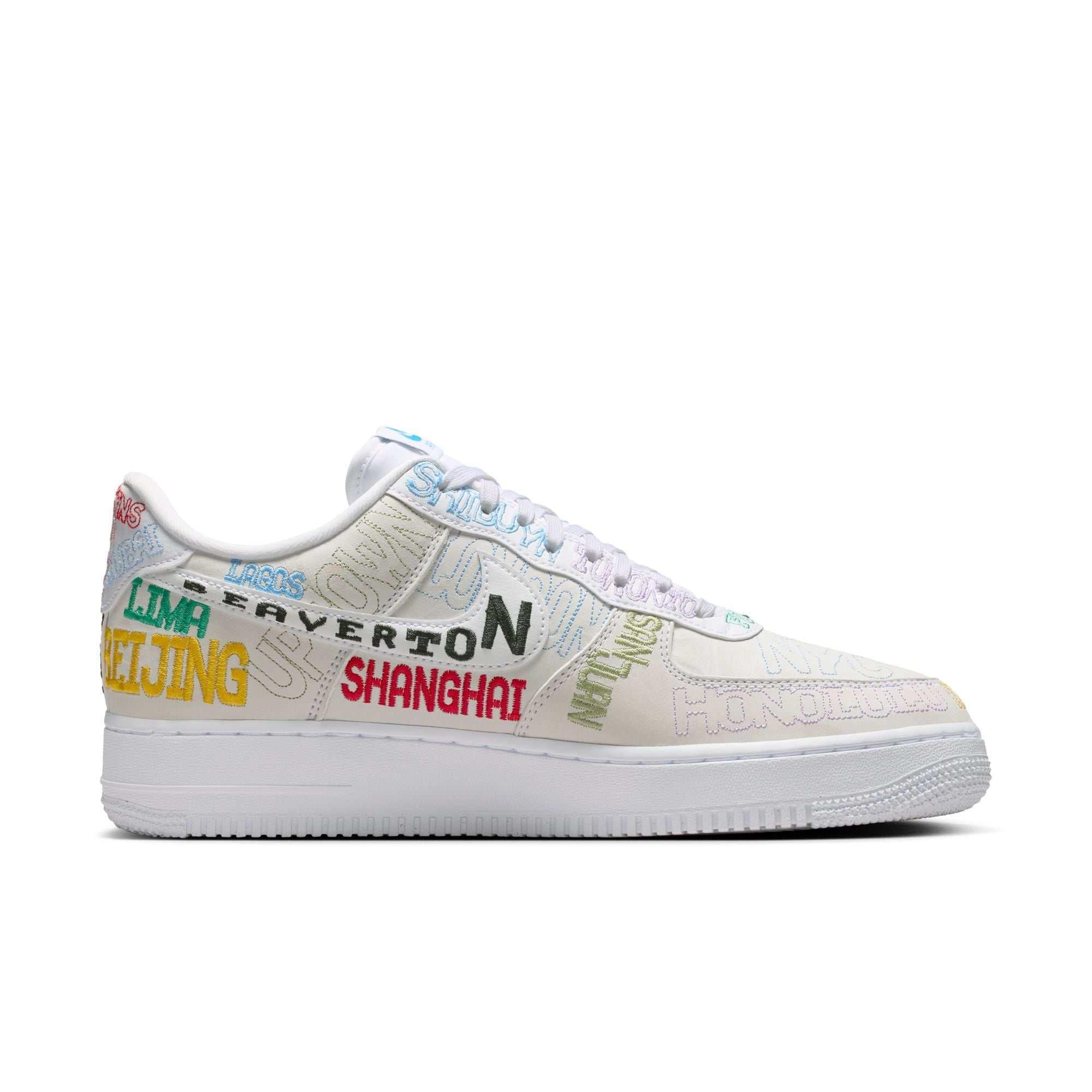 حذاء Nike Air Force 1 Low أبيض بتطريز ملون لمدن العالم.