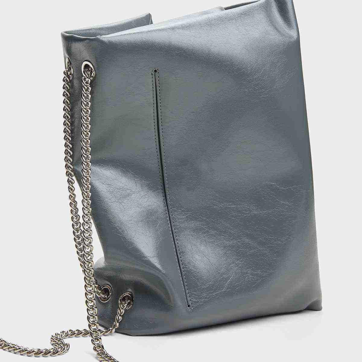 حقيبة كتف Charles & Keith بسلسلة معدنية ولون أزرق رمادي.