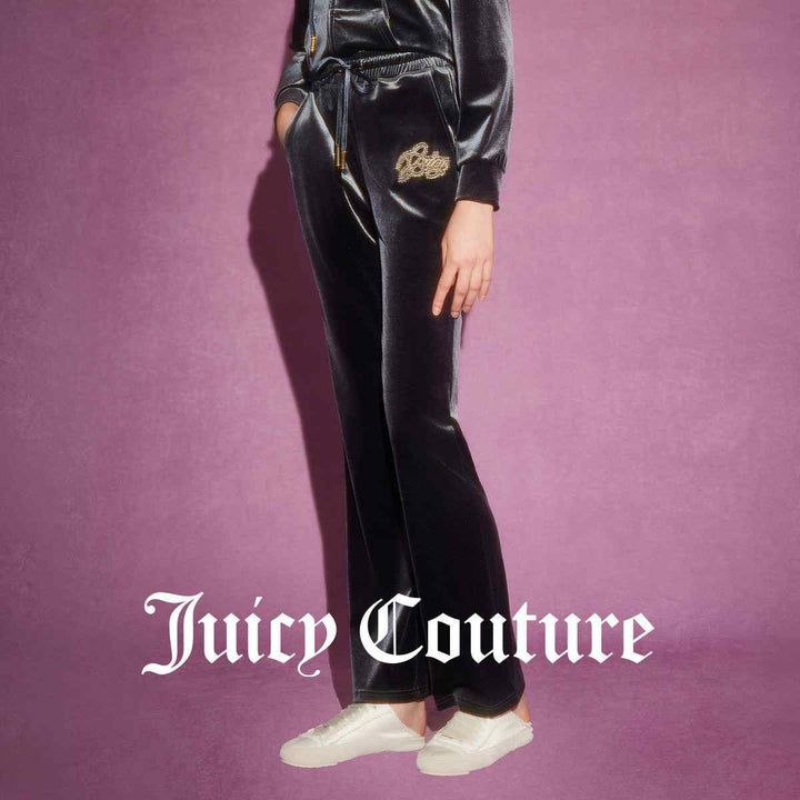 Juicy Couture المخملي - بنطلون أسود فاخر من المخمل بتصميم واسع وشعار بالكريستالات.