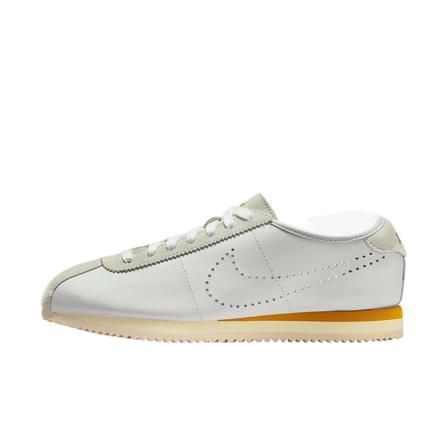 حذاء Nike Cortez كلاسيكي مريح باللون الأبيض والأصفر.