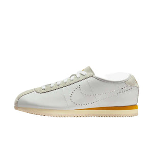حذاء Nike Cortez كلاسيكي مريح باللون الأبيض والأصفر.