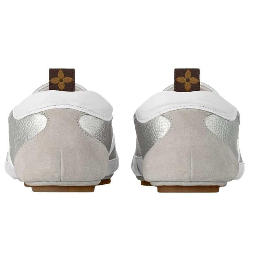 حذاء Sneakers Louis Vuitton باللون الفضي الميتاليك والأبيض.