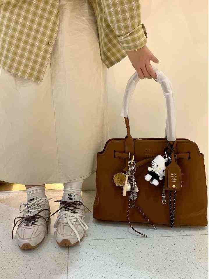 سنيكرز 530 أسفل الكاحل جلد نيو بالانس × ميو ميو New Balance X Miu Miu.