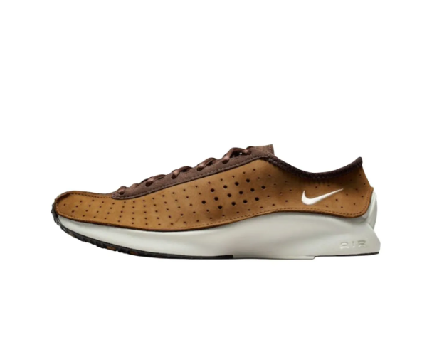 Nike |نايك حذاء نسائي مريح كاجوال باللون البني.