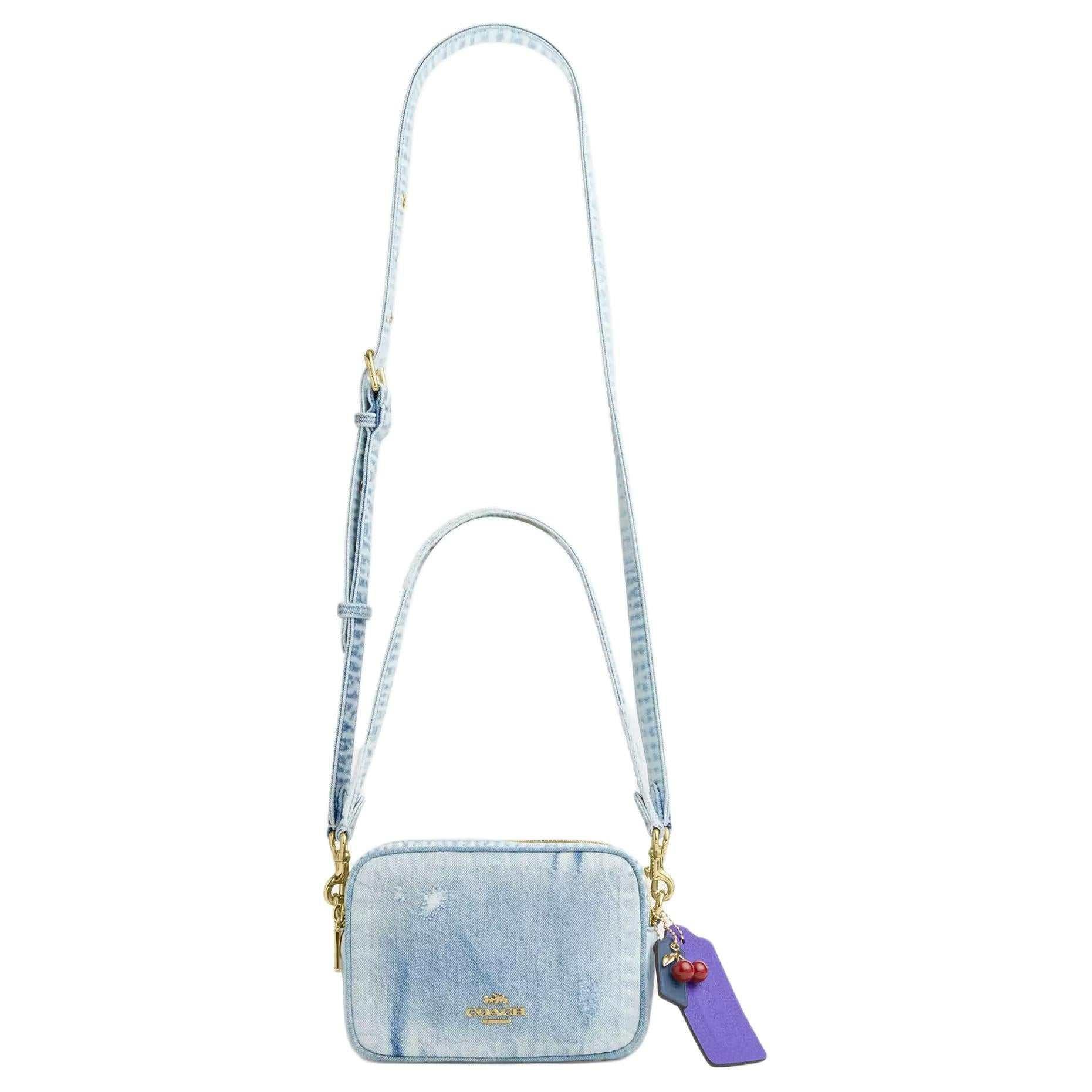 حقيبة Coach Camera Bag من قماش Denim باللون الأزرق.