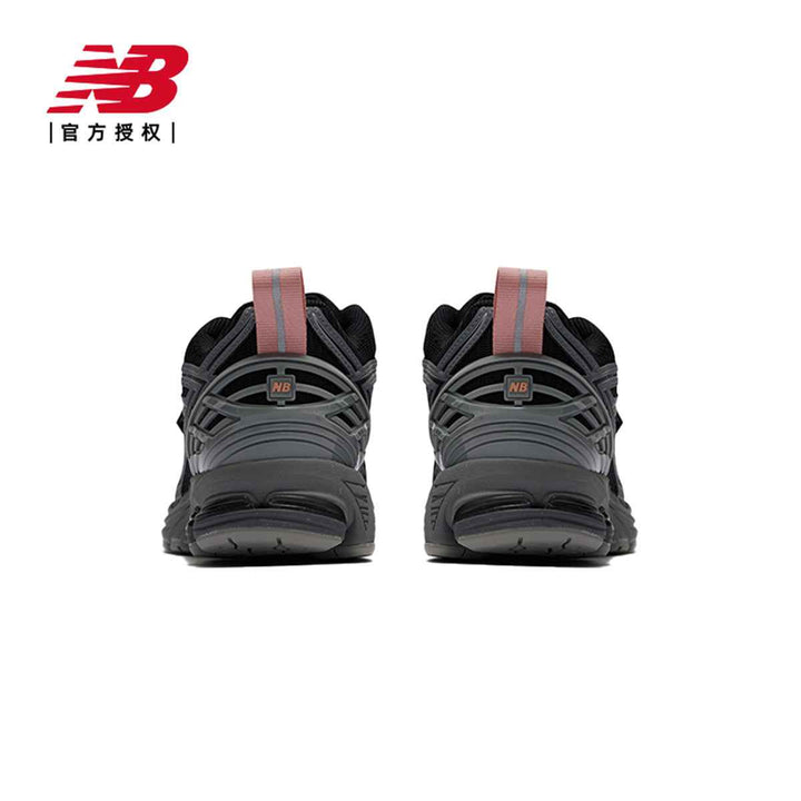 حذاء New Balance 1906Rالحذاء الظاهر في الصور هو New Balance 1906R باللون الأسود مع تفاصيل وردية ورمادية. يتميز بتصميم رياضي مريح وتقنية N-ergy لامتصاص الصدمات، مع نعل شبكي يوفر التهوية واسنيكرزNew balanceرفعةحذاء New