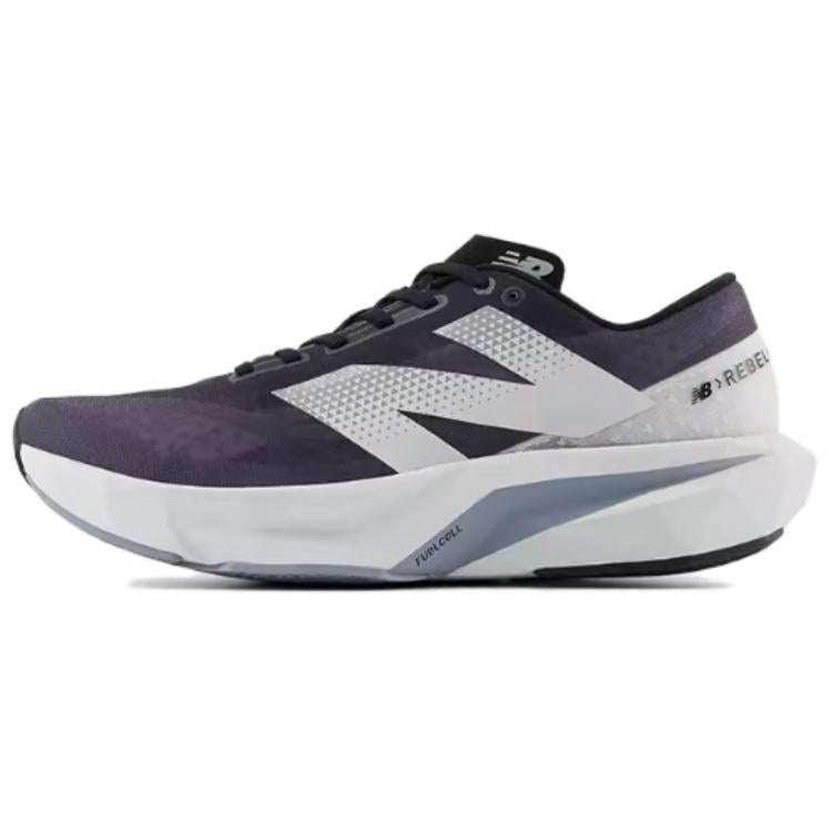 حذاء رياضي New Balance FuelCell Rebel v4 باللون الأسود والأبيض