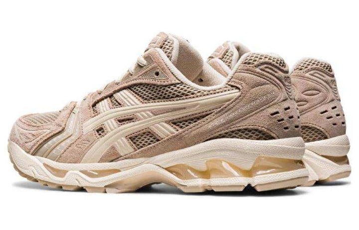 حذاء Asics Gel-Kayano 14 مريح وقابل للتنفس بلون نود مع نعل هلامي وتهوية ممتازة للمشي والجري الرياضي.