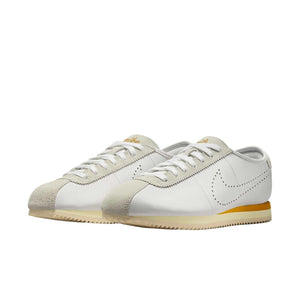 حذاء Nike Cortez كلاسيكي مريح باللون الأبيض والأصفر.