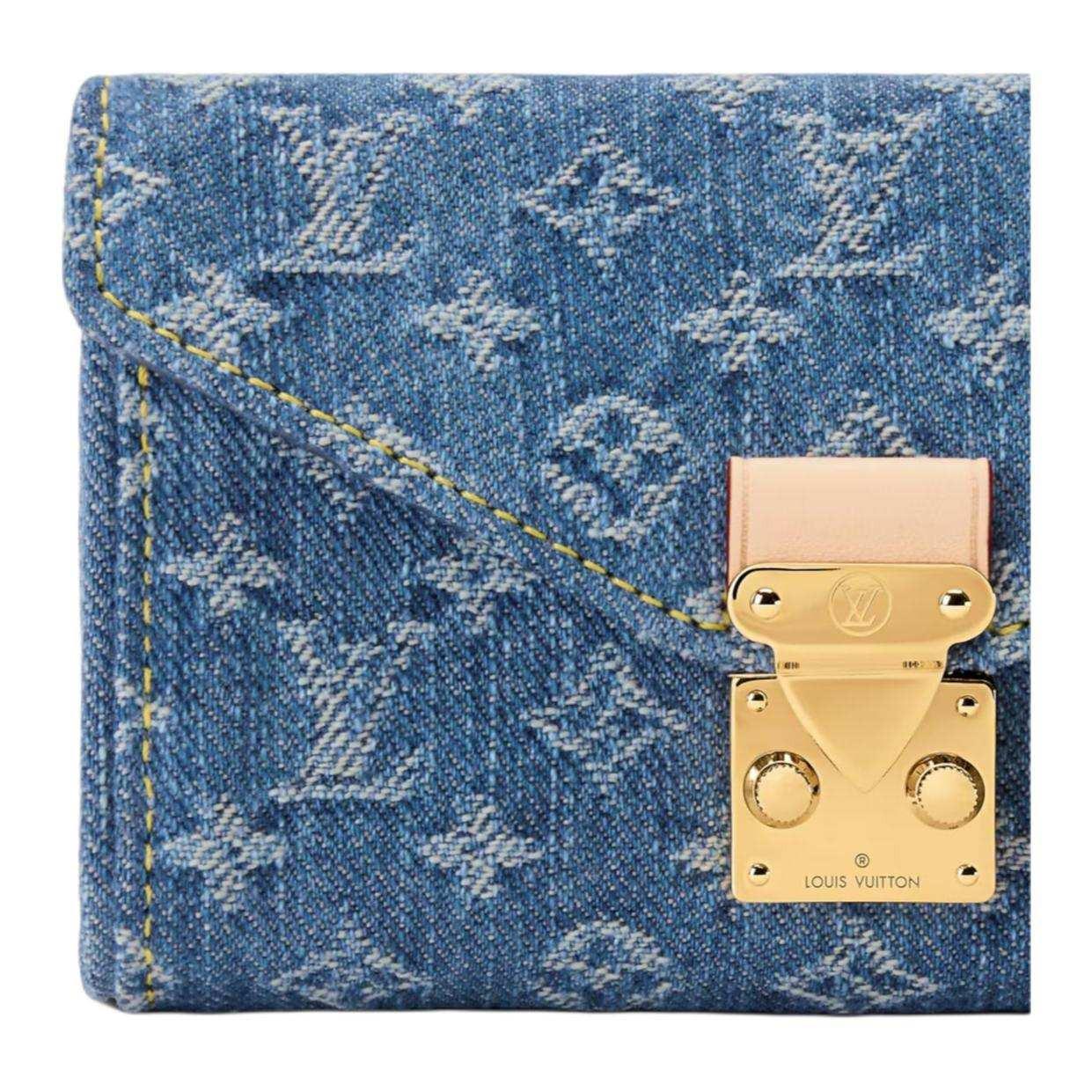 حقيبة Louis Vuitton Denim Monogram بحزام Chain ذهبي.