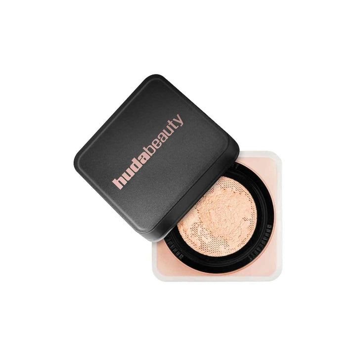بودرة Huda Beauty Easy Bake Loose Powder لتثبيت المكياج ولمسة مخملية تدوم طويلاً مع تغطية شفافة طبيعية